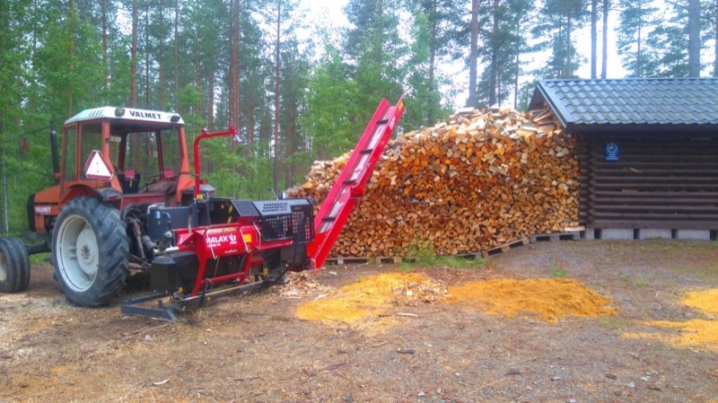 Puunkäsittelyä Metsolan pihassa