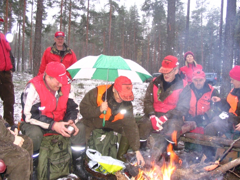 Nuoret metsästäjät talvinuotiolla