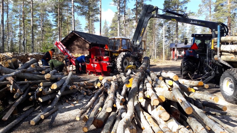 Puunkäsittelyä Metsolan pihassa vuonna 2017