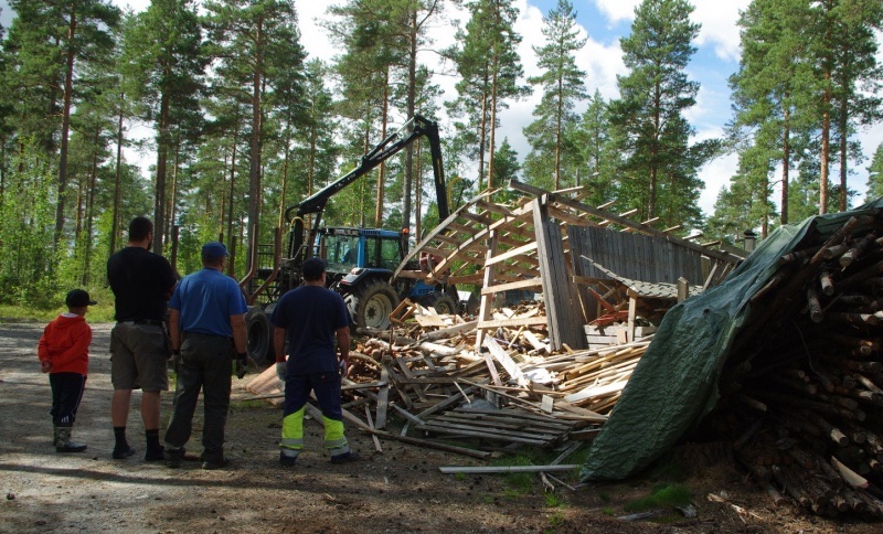 Talkoolaisia puulato-työmaalla