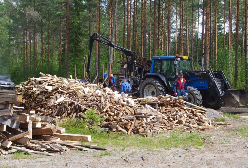 Puunkäsittelyä Metsolan pihassa